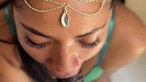 Ebony amateur geeft diepe keel pijpbeurt aan Indiase pornster met gezichts cumshot