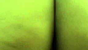 Aku strip tease keluar dari celana olahraga di kamar mandi umum