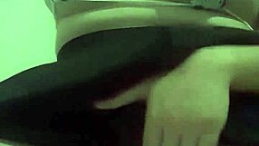 putinha brincando gostoso com seu corpo e masturbando sozinha