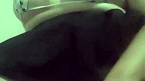 putinha brincando gostoso com seu corpo e masturbando sozinha