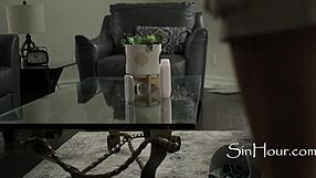 Чувак, эта нерешительная няня наконец сдалась на захватывающий анал