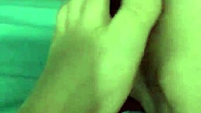 Gatinha Latina Sexy Mostra os Pés Fofo Nesse Vídeo