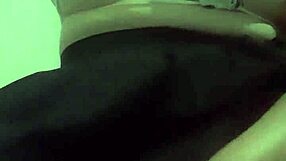 putinha brincando gostoso com seu corpo e masturbando sozinha