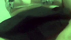 putinha brincando gostoso com seu corpo e masturbando sozinha