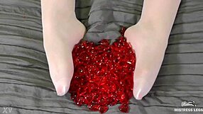 Main kaki stoking nilon berhati merah hari valentine!