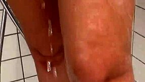 Volle tieten dikke meid 18+ wordt nat in backstage douche, huge facial van pov pijpbeurt