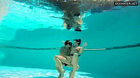 Nur am Pool chillen, als Eva Sasalka und Freunde wilden ungarischen Gruppenfick unter Wasser angefangen haben