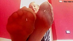 Stepson, your sweet stepmother's feet are so tired, want to do me a favor?