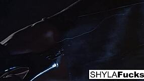 Fetiș fumat Shyla cu țâțe mari și cur gras