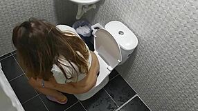 מרגל אחרי אחות חורגת בשירותים - התחת הטעים הזה משגע אותי