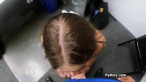 Busty najstnica 18+ dobi jebanje v rit v zadnji pisarni, medtem ko jo opazujejo