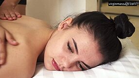 Okrogla rit Megan Winslet doživi prvo lezbično masažo z muco z velikimi joškami