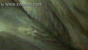 Horni najstnik 18+ intenzivno prstuje mokro pičko, kar vodi do creampieja