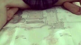 Seksi cura u uniformi savijena za analni doggy