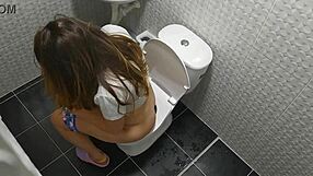 Saya intai adik tiri di bilik mandi - Punggung sedap itu buat saya liar