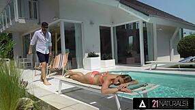 Вау! Сексуальная блондинка Алекса Флекси получает свою крошечную жопу жестко оттраханную!