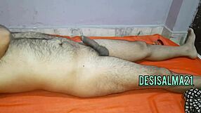 पहली बार सेक्स पड़ोसी ने मुझे जबरदस्त चोदा बहुत दर्द हुआ चुत में मेरी छोटी सी चुत को छील दिया