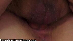 Geiler alter Kerl fickt große Titten-Schlampe hart in die Muschi