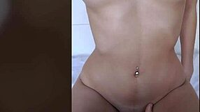 אחות חורגת חמה עם חזה קטן מזויינת על ידי זין גדול בפעולה קשה