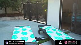 Massagem lésbica com vizinha no ménage relax