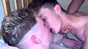 Két fiatal 18+ srác fúrja az egy szűk seggét, olyan forró! 🔥