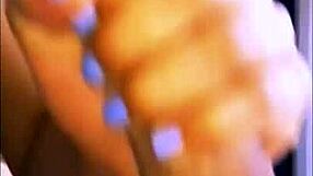 La hijastrastra se esfuerza para complacer a su padrastro con su apretado coño