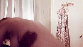 امرأة فوق 60 تركب بوضعية الكاوبوي مع بزاز صناعية