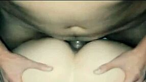 Hej, gledaj ovu pornozvezdu kako četuje sa fanom uživo