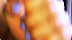 La hijastrastra se esfuerza para complacer a su padrastro con su apretado coño