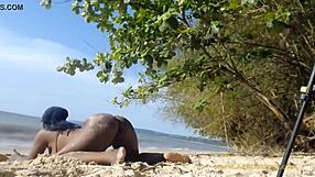 Teen twerks butt naked on the beach in public