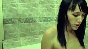 Amatør hjemmesex på badet med kuk og pupper