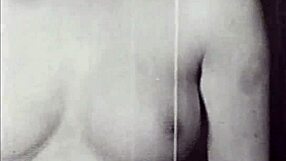 Je me souviens du porno vintage avec déshabillage et striptease excitant.