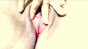 Oglądam nieśmiałą azjatycką nowicjuszkę jak się masturbuje na dworze close-upy