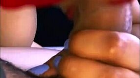 La hijastrastra se esfuerza para complacer a su padrastro con su apretado coño