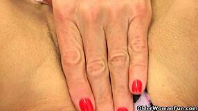 Britanska milf Georgie nabija lasečo pičko z dildom, vau