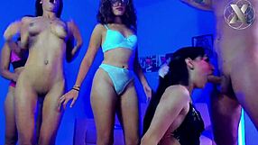 Aksi hisap batang dalam parti interracial amatir hitam putih