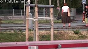 Sød blondine 18+ får vild offentlig gangbang