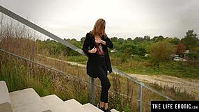 Slatka devojka 18+ skida farmerke za javnu masturbaciju