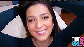 Eu assisto novinha 18+ Jaye Summers chupando pauzão com as duas mãos em POV