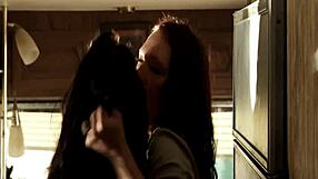 Julia Voth seduz em beijo lésbico e chupada safada