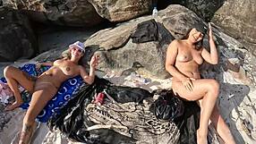 S'amuser à la plage naturiste d'Abricó avec la foule de jeunes locaux 18+