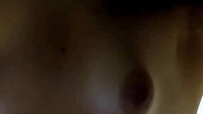 Majhna amaterka nagnjena za jebanje tesne muco