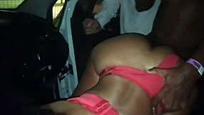 אני האישה מקבלת חיכוך כלבית מזרים בעוד בעלי מצטבע