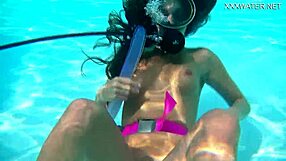 Unterwasser Solo-Spiel mit lila Dildo von Nora Shmandora am Pool