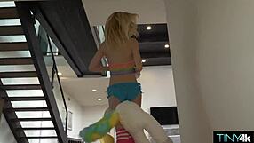 Nagy fasz küzd Kate Bloom szűk puncijával intenzív kutyapózban és misszionáriusban