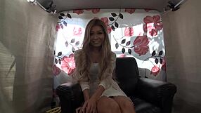 Azijska lepotica orgazmira od igračk v domači zabavi