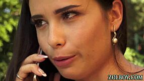 Cuckold děvka močí v hardcore interracial akci