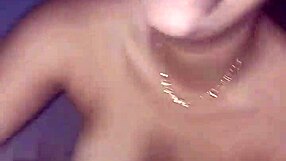 New York hoer zuigt grote pik close-up