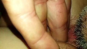 Hey, jeg slikker min kæres søde lille 18+ fisse lige nu