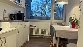 室友在宿舍硬猛插我，穿着紧身内衣。精液覆盖我的18+奶！